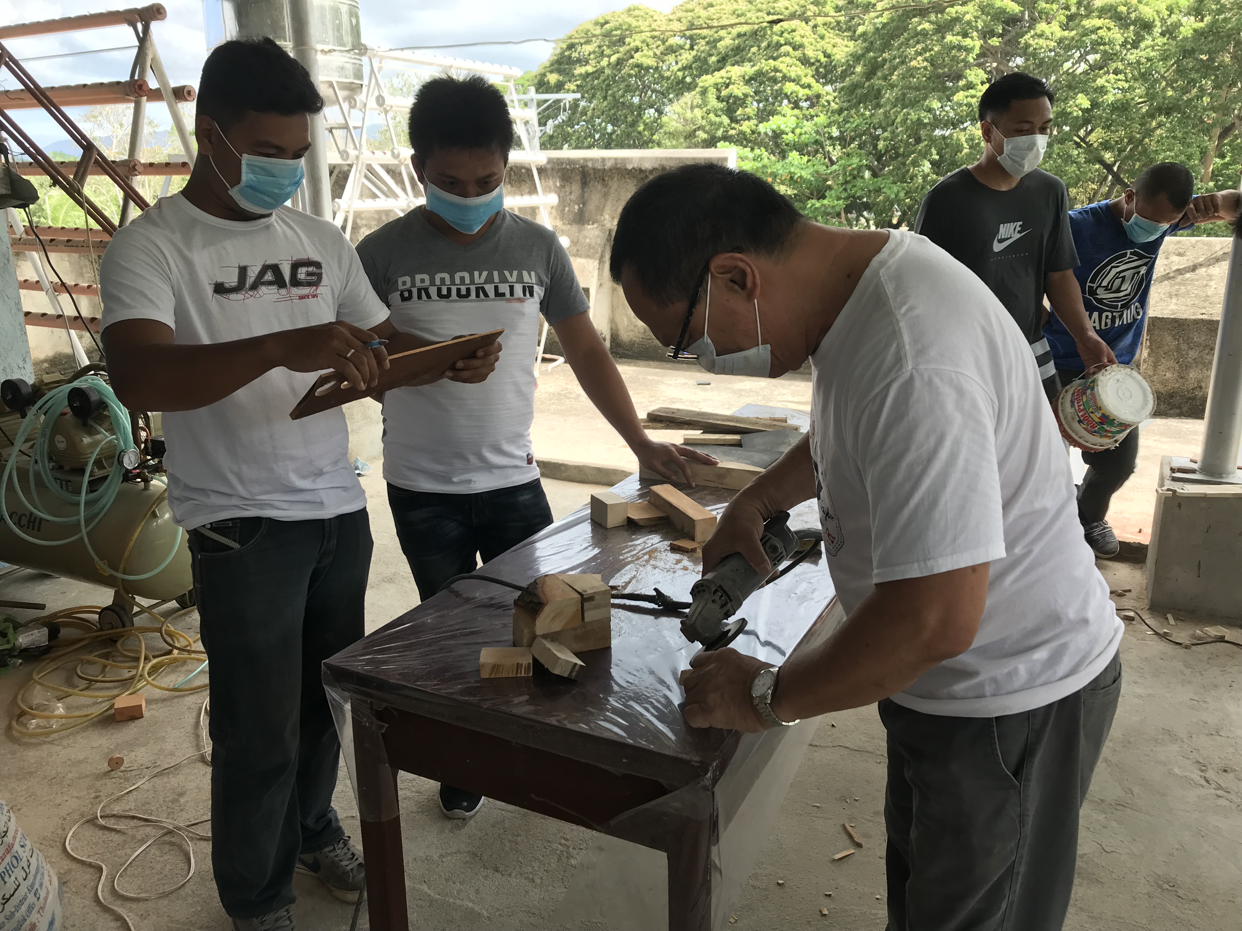 DOST-FPRDI’s Mr. Eduardo M. Atienza demonstrates the proper use of a cutting tool to workshop participants