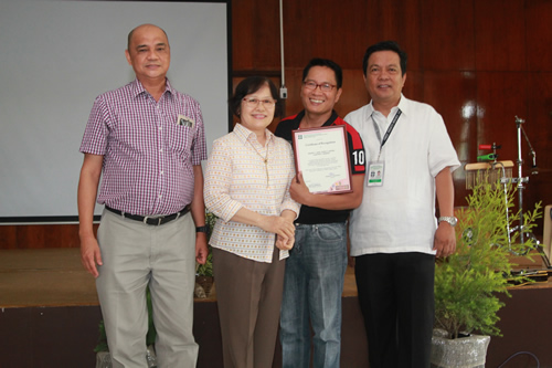 Dr. Erlinda L. Mari (2nd from left) and Mr. Ceasar O. Austria (3rd from left) receive a plaque.