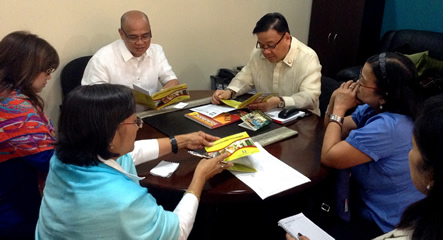 Dep. Dir. Tamolang (in white polo) presents the Institute’s commerciable technologies and technical services.