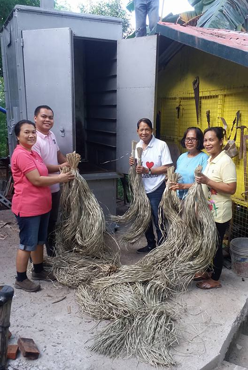 FPRDI’s Wency H. Carmelo (left) and Carl Anthony O. Lantican (second from left) along with handicraft weavers from Pililla, Laguna.