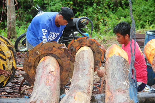 FPRDI’s high pressure sap displacement or HPSD method of treating electric poles on-site. 