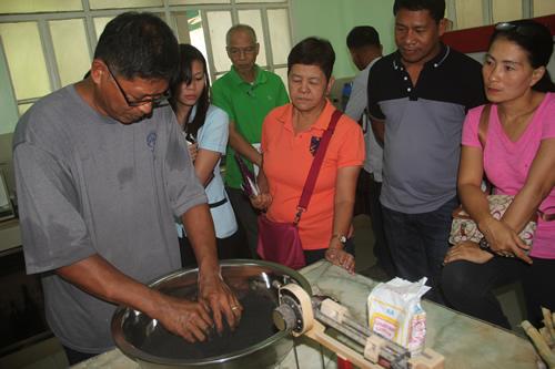 DOST-FPRDI’s Mr. Calixto T. Lulo demonstrates the charcoal briquetting technology.