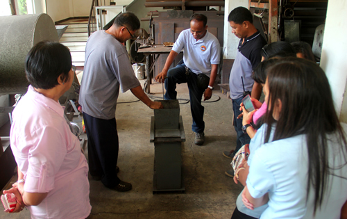 DOST-FPRDI’s Mr. Calixto T. Lulo demonstrates the charcoal briquetting technology.