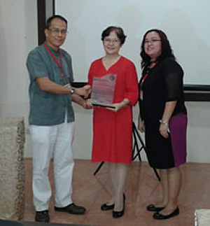 FPRDI Scientist Erlinda Mari (middle).