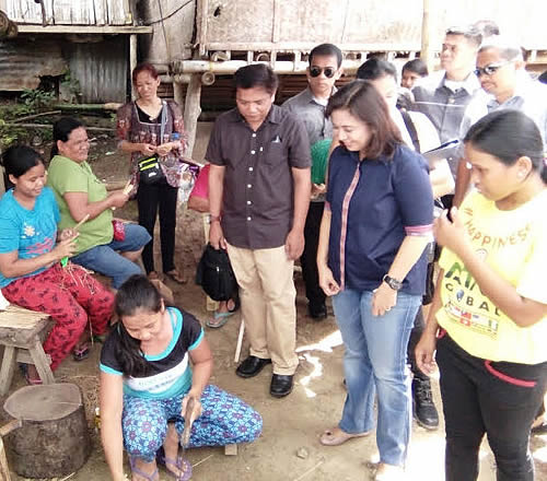 Dr. Cabangon (in khaki pants) and Vice President Leni Robredo visited the bamboo stick makers in Brgy. Pinagbayanan, Taysan, Batangas on 13 June 2017.