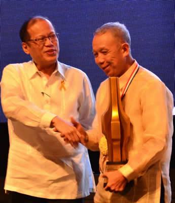 President Aquino hands-over the trophy to Forester Ella.