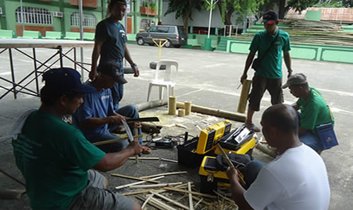 Participants learn how to prepare bamboo raw materials.